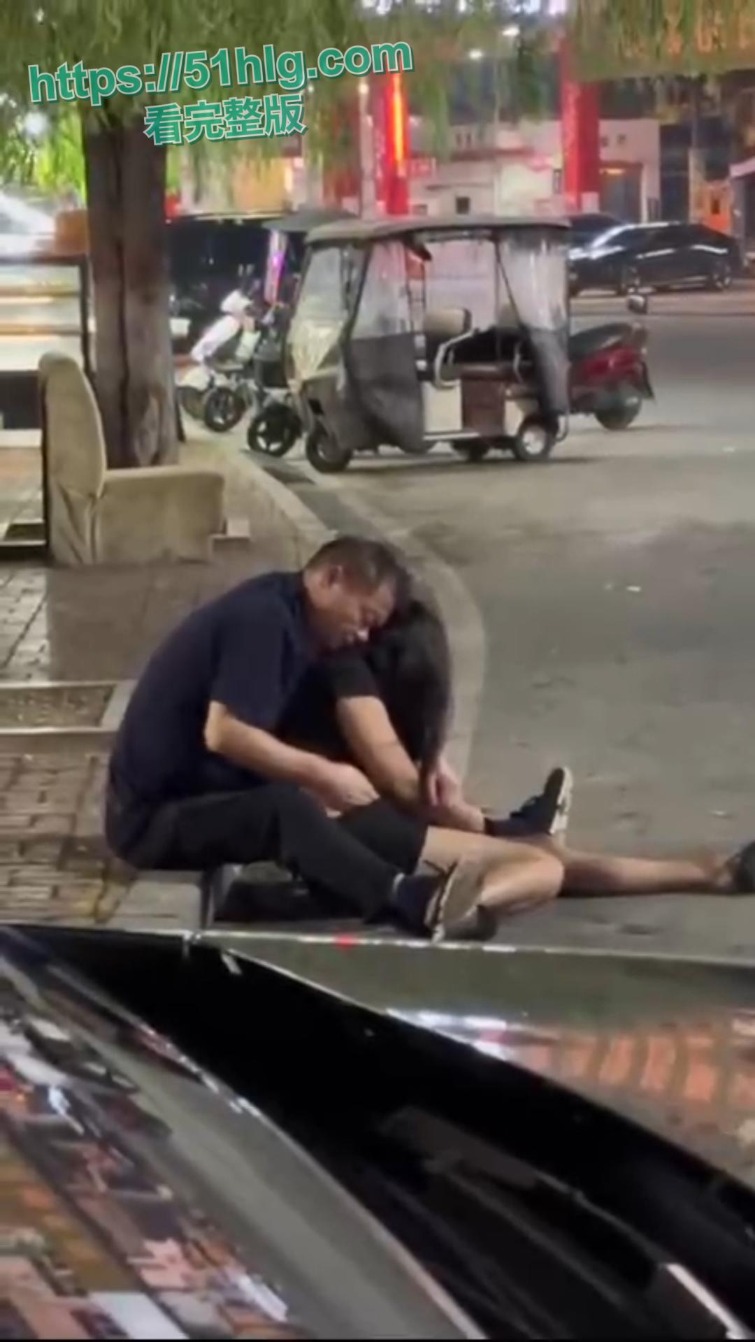 街头的淫乱盛宴！色欲熏心，老头街上猥亵昏迷美女无人阻止，揉奶扣穴打飞机，真够变态-5