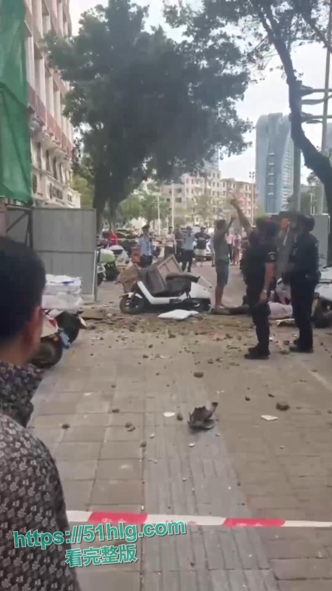 悲剧！【三亚】酒店装修工程事故酿成惨案！外卖员惨遭高空坠物夺命，现场血肉模糊十分恐怖！-3