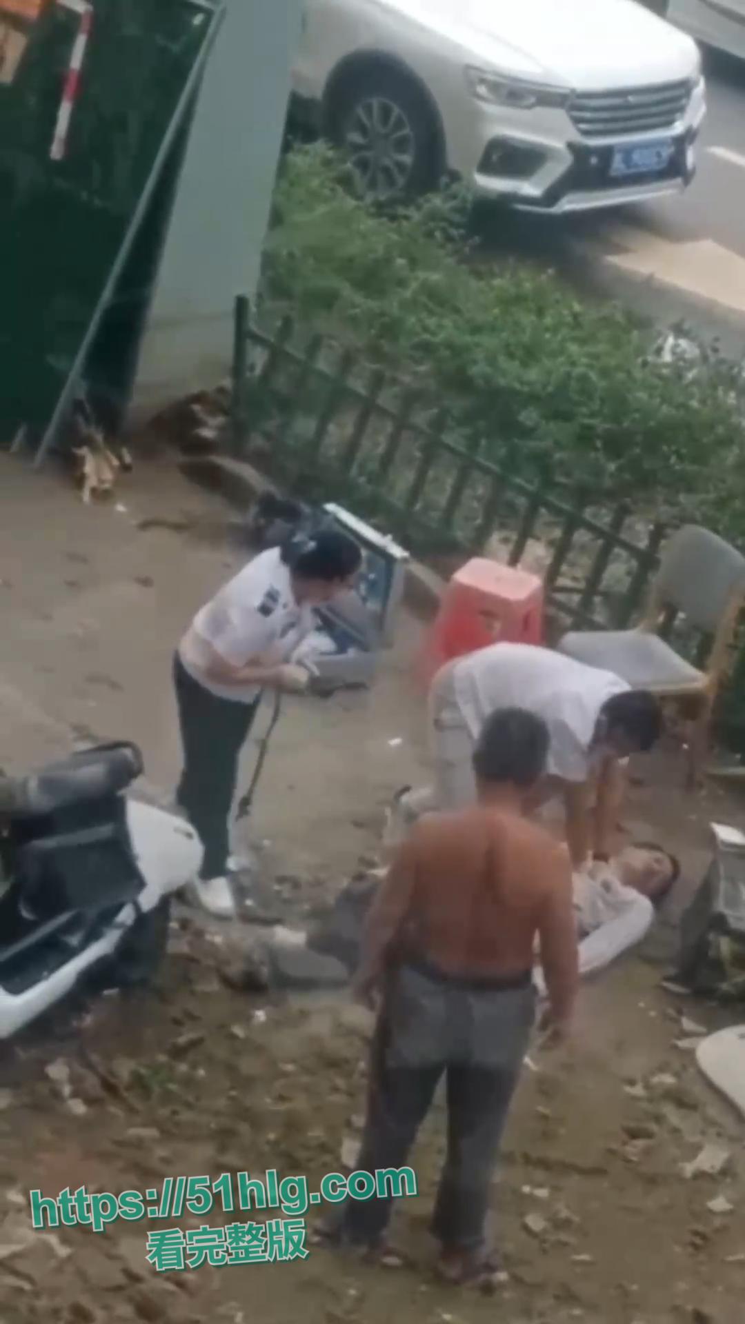 悲剧！【三亚】酒店装修工程事故酿成惨案！外卖员惨遭高空坠物夺命，现场血肉模糊十分恐怖！-5