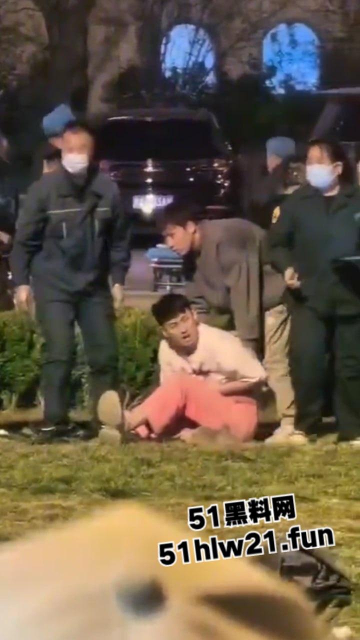 河北石家庄捅人事件，因孩子起争执叫人殴打对方，结果来人直接掏刀捅人现场视频流出。-4