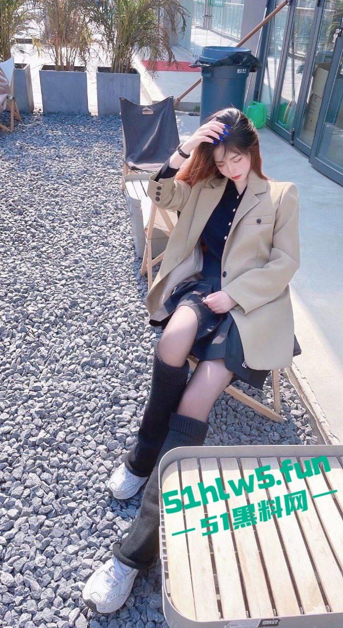 南京模特级女神【李怡楠】完美身材气质美女，惨遭开迈腾的小伙曝光性爱激情啪啪视频。-2