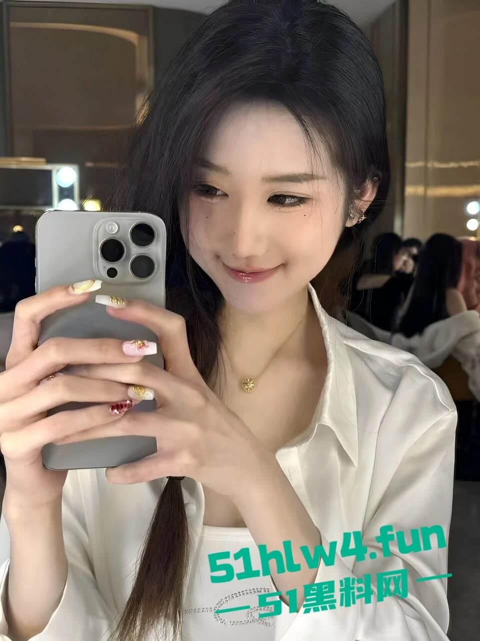 重庆大学超高颜值学妹【徐紫茵】平时看着生人勿进的样子，私下和男友性爱视频遭曝光！-2