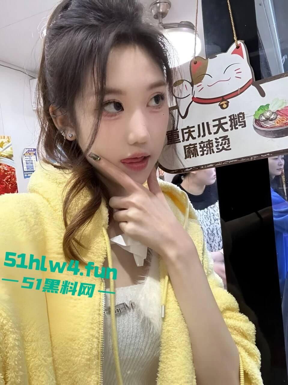 重庆大学超高颜值学妹【徐紫茵】平时看着生人勿进的样子，私下和男友性爱视频遭曝光！-4