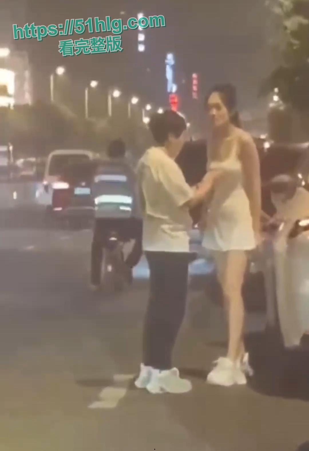 【沈阳】街头火爆一幕！情侣斗气，靓妹当场脱衣，性感身材白皙皮肤，围观群众大饱眼福！-1