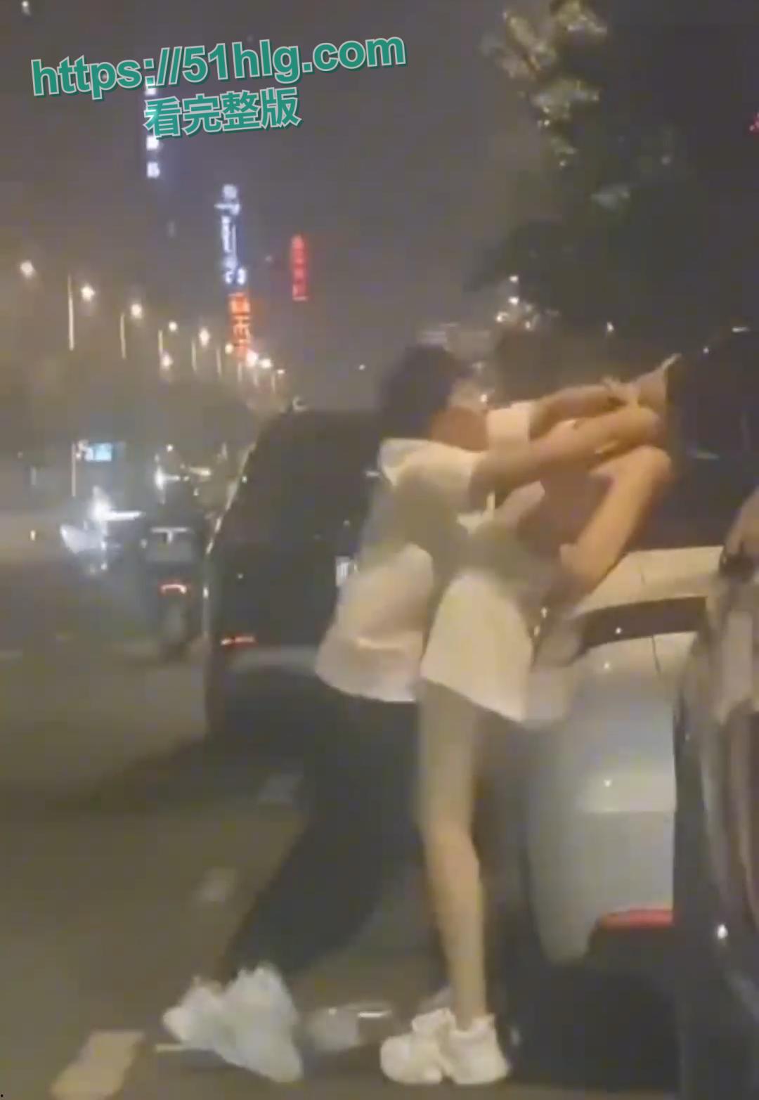 【沈阳】街头火爆一幕！情侣斗气，靓妹当场脱衣，性感身材白皙皮肤，围观群众大饱眼福！-2