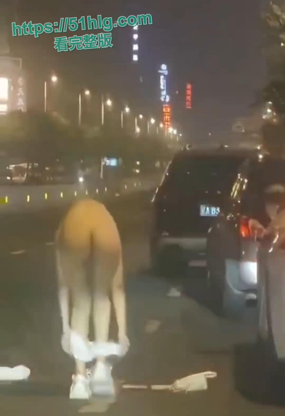 【沈阳】街头火爆一幕！情侣斗气，靓妹当场脱衣，性感身材白皙皮肤，围观群众大饱眼福！-3