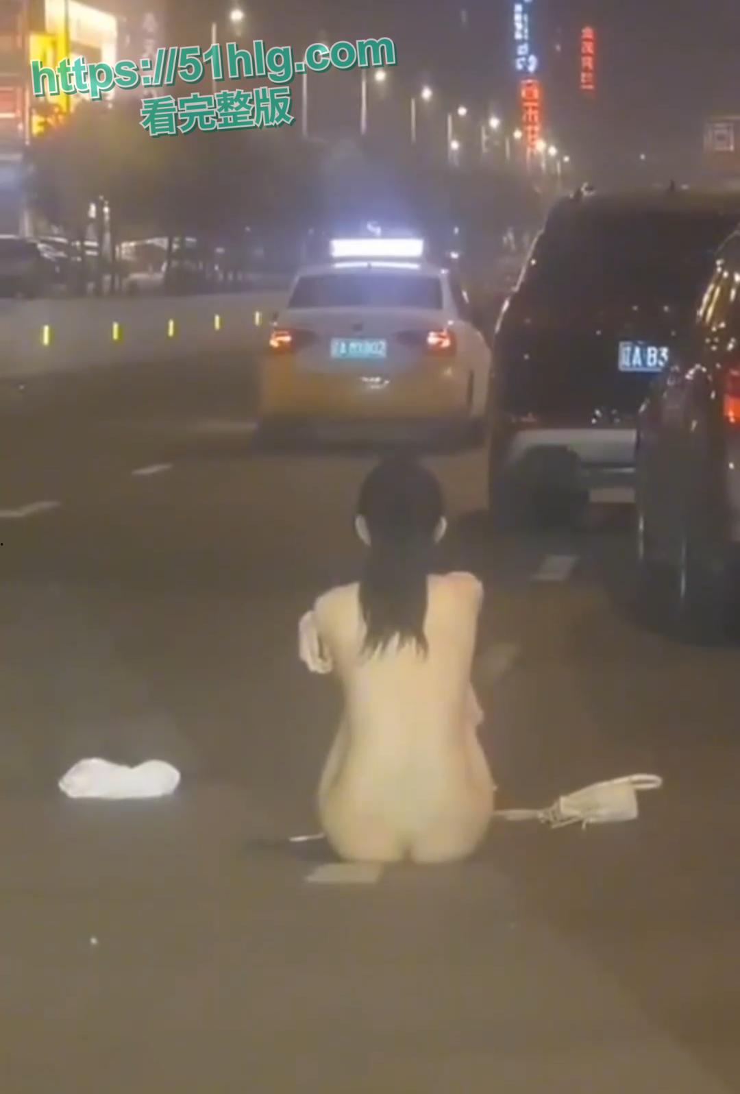 【沈阳】街头火爆一幕！情侣斗气，靓妹当场脱衣，性感身材白皙皮肤，围观群众大饱眼福！-4