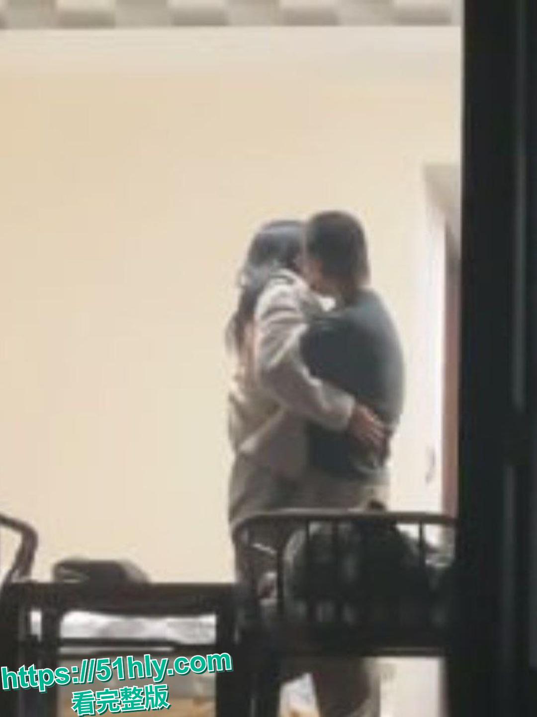 天津现代传媒学院教师宿舍大瓜！忘拉窗帘直播亲热，学生排队围观全过程-8