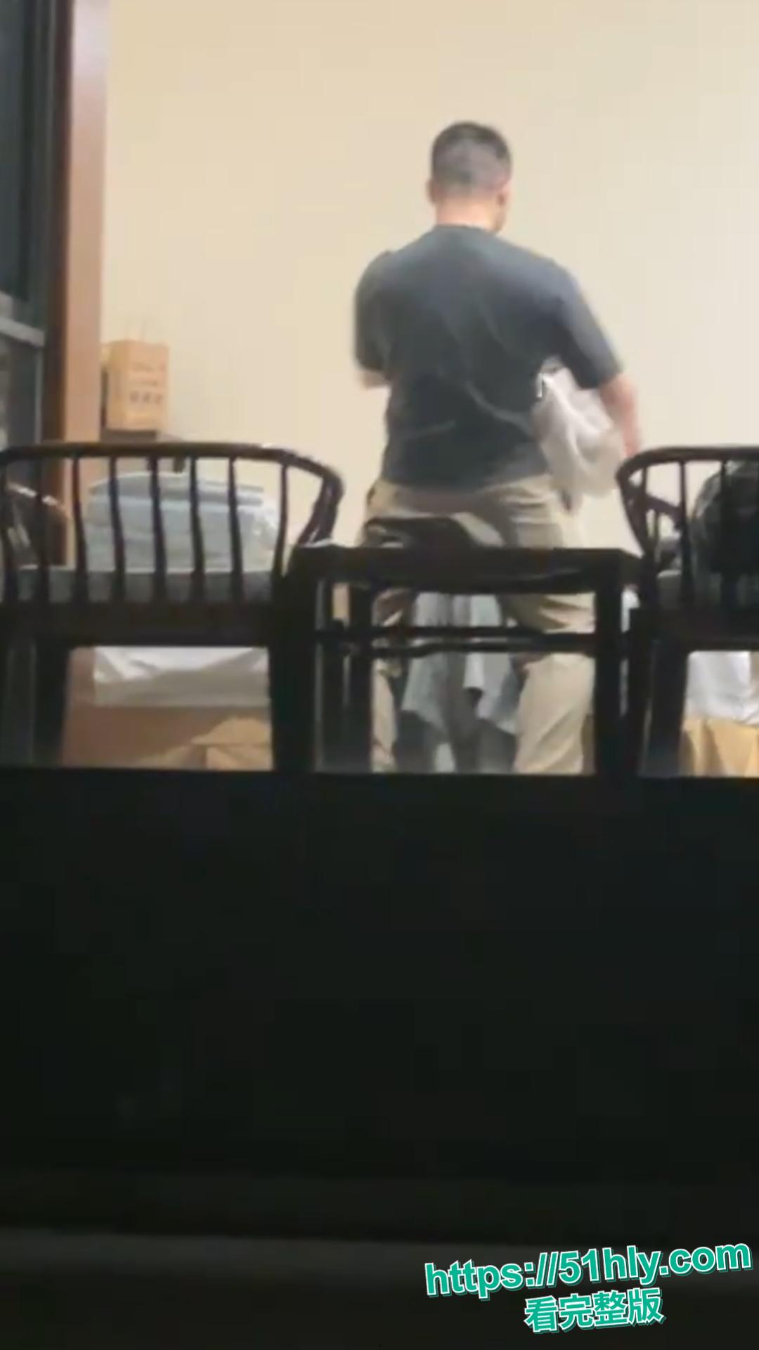 天津现代传媒学院教师宿舍大瓜！忘拉窗帘直播亲热，学生排队围观全过程-11