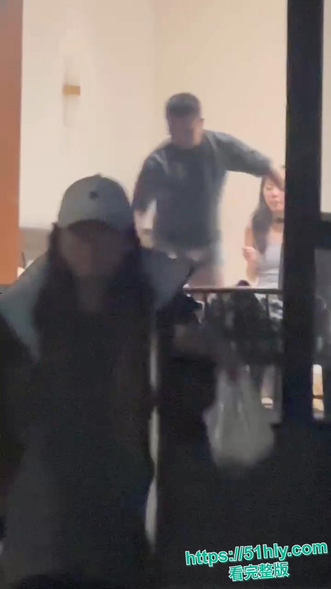 天津现代传媒学院教师宿舍大瓜！忘拉窗帘直播亲热，学生排队围观全过程-12