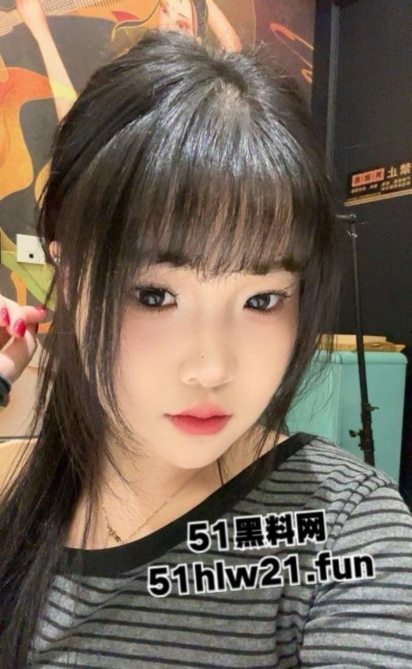 好炮架就该被分享，江西04年清纯嫩妹【王诗齐】淫乱私生活被炮友无情曝光，清纯的外表难掩母狗内心！-1