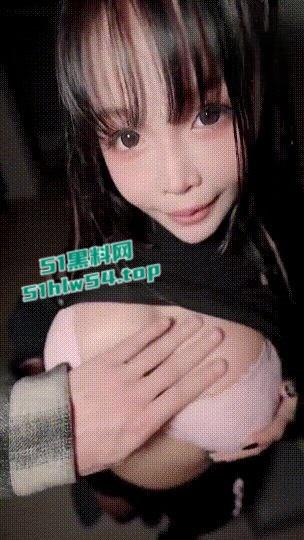 光头炮王【曾强】联手人气女优【苏樱花】演绎春天来了，骚气十足的纹身樱花女孩被光头大叔干到晕呼呼！-9