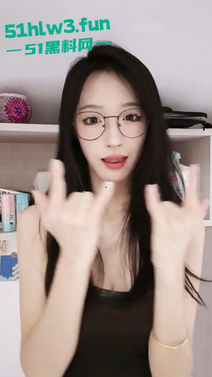 抖音颜值女神【灌饱饱】绝美颜值御姐尤物，身材修长细腰大奶修长美腿性感撩人多部自拍合集流出。-6