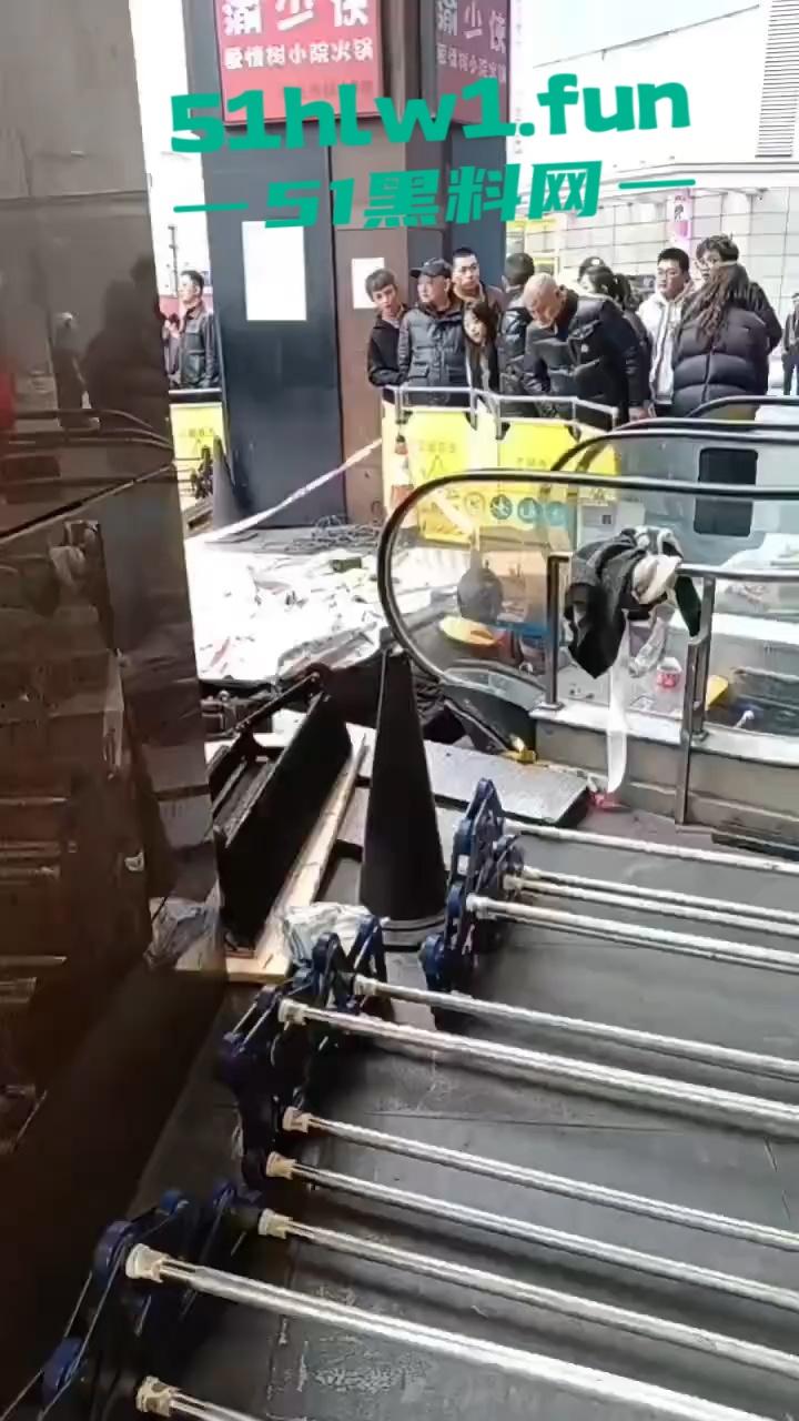 成都春熙路扶梯维修过程中出事故，可怕电梯要吃人现场事故视频流出。-1