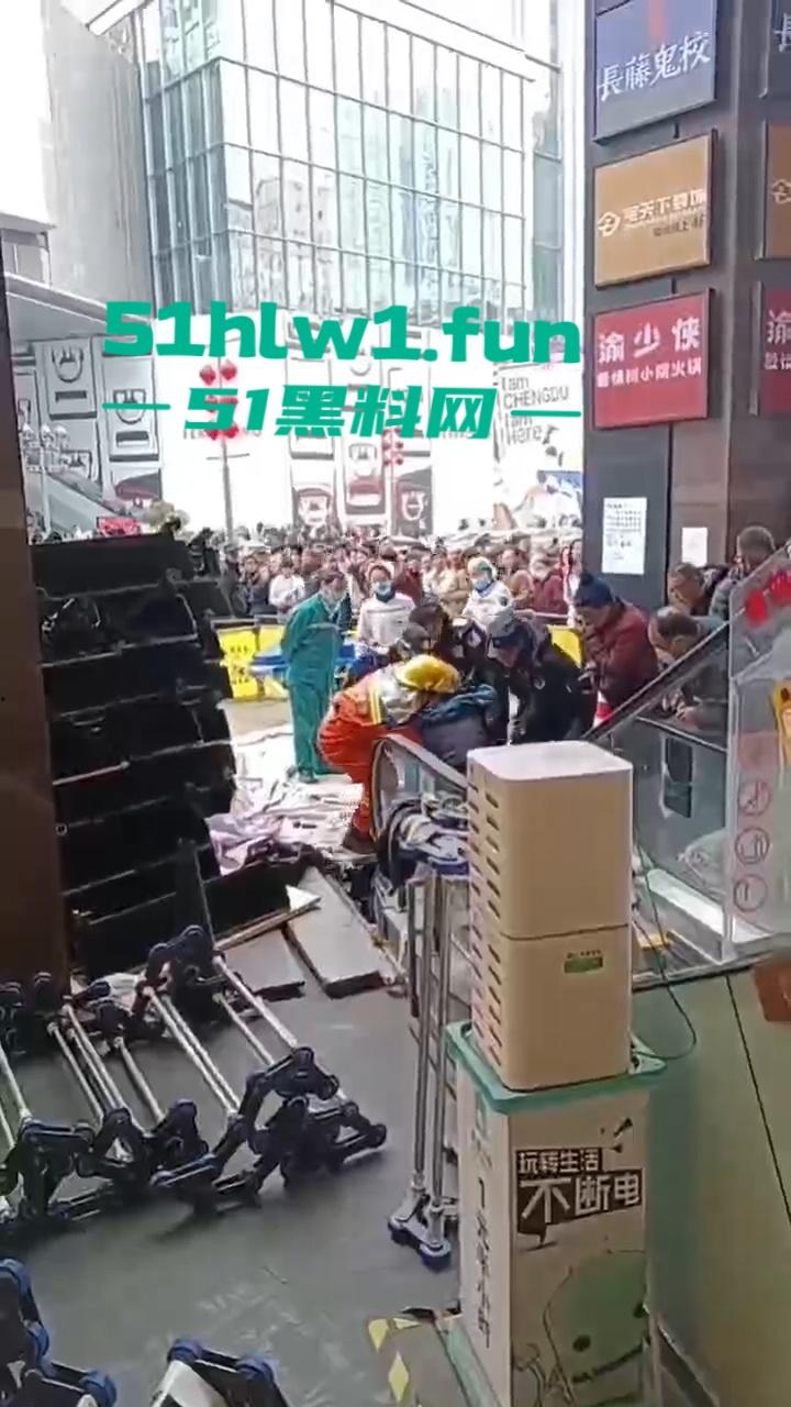 成都春熙路扶梯维修过程中出事故，可怕电梯要吃人现场事故视频流出。-3