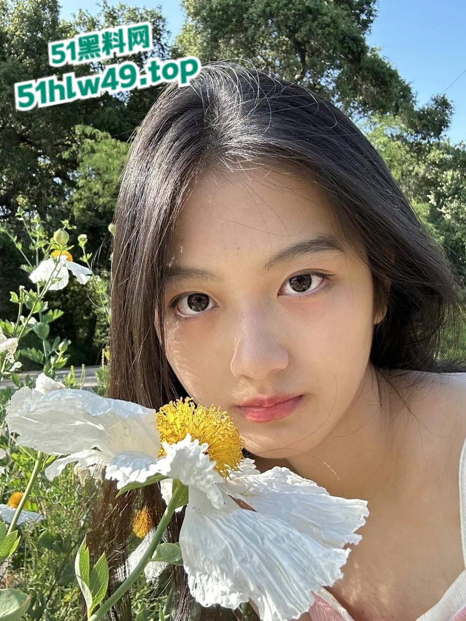 新加坡留学生【刘冰】前男友曝出，留学圈子乱搞多次约炮，果然戴眼镜的就是骚视频内容也是真赞啊！-10