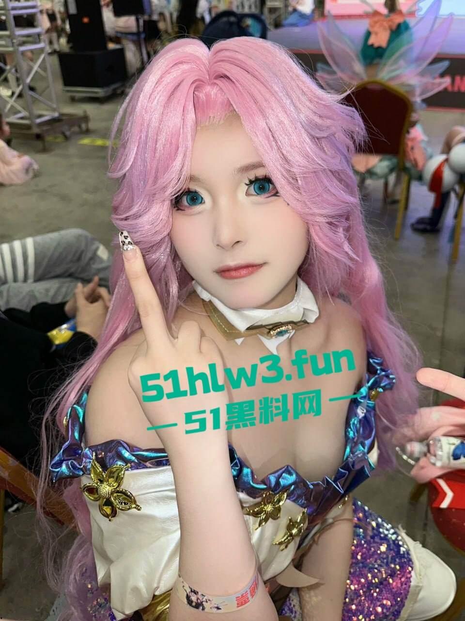 推特网红福利【姬洛宝】cos圈有名的骚鸡，颜值甜美身材性感自慰粉嫩小穴，玩的淫水直流。-5