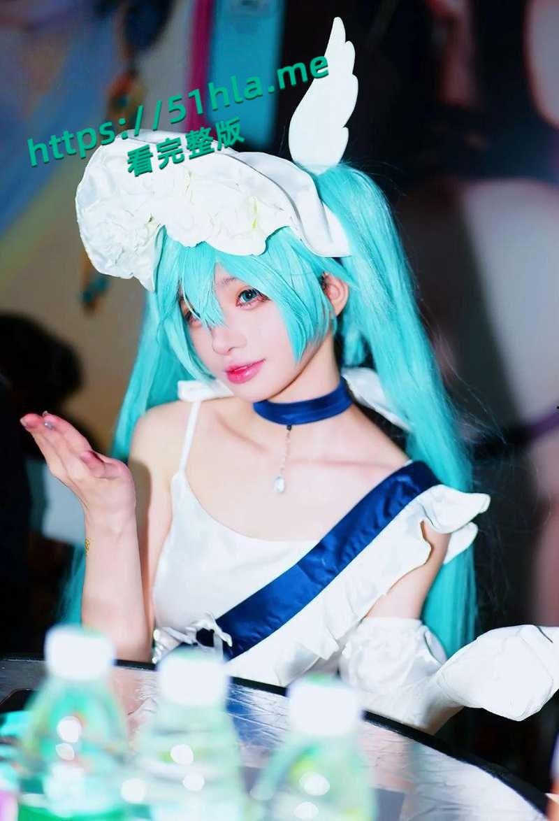 百万女网红【吱四】出轨约炮视频流出，清纯少女被绿秒变海后，脚踩两船撩骚骗钱，主动骑乘自慰超淫骚！-5