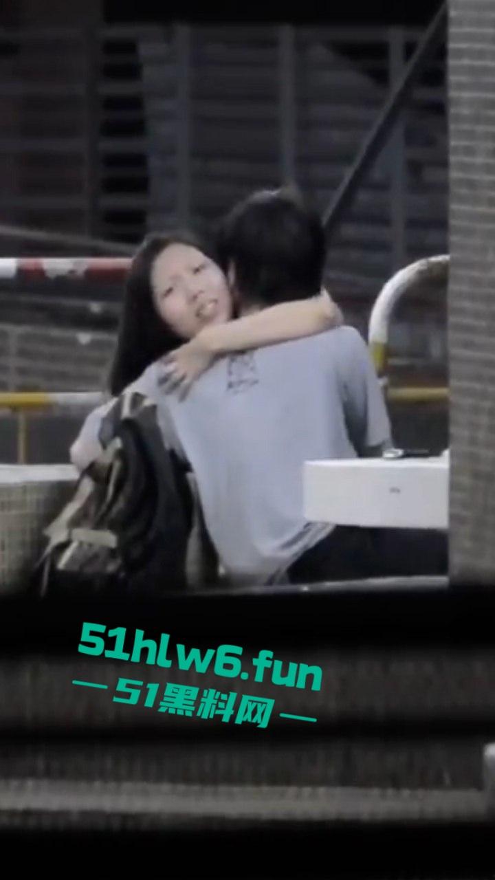 瓜友投稿，成都街头拍摄激情男女当街抠逼，女主表情销魂又迷离，不知道爽飞多少次了！-5