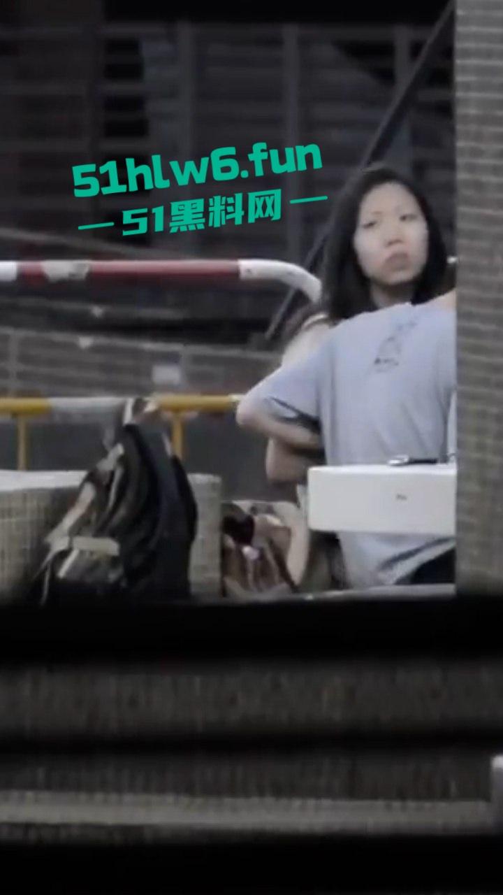 瓜友投稿，成都街头拍摄激情男女当街抠逼，女主表情销魂又迷离，不知道爽飞多少次了！-6