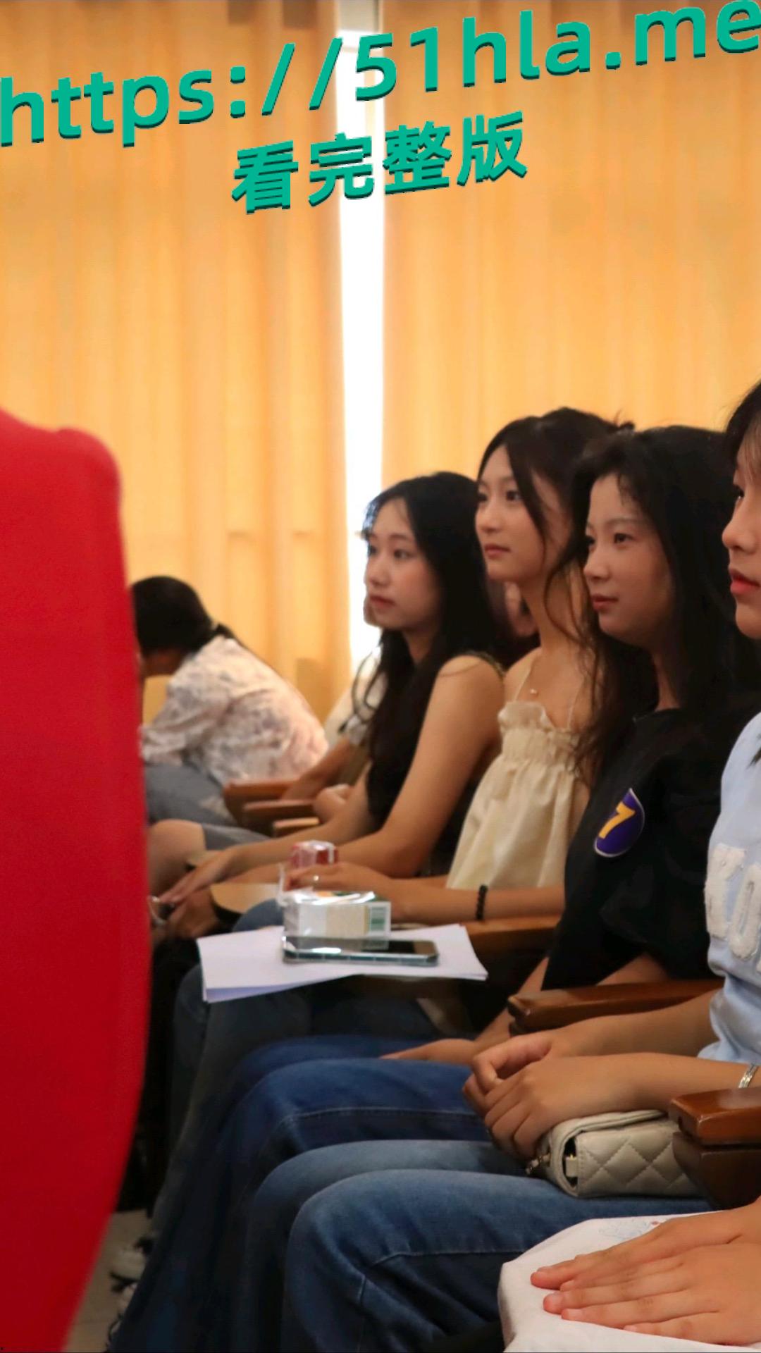 赣南师范大学 韦丽芳 背着男友兼职外围赚外快 喜欢车震口交 被嫖友用鸡巴捅嘴塞喉 抗腿爆操输出！-6