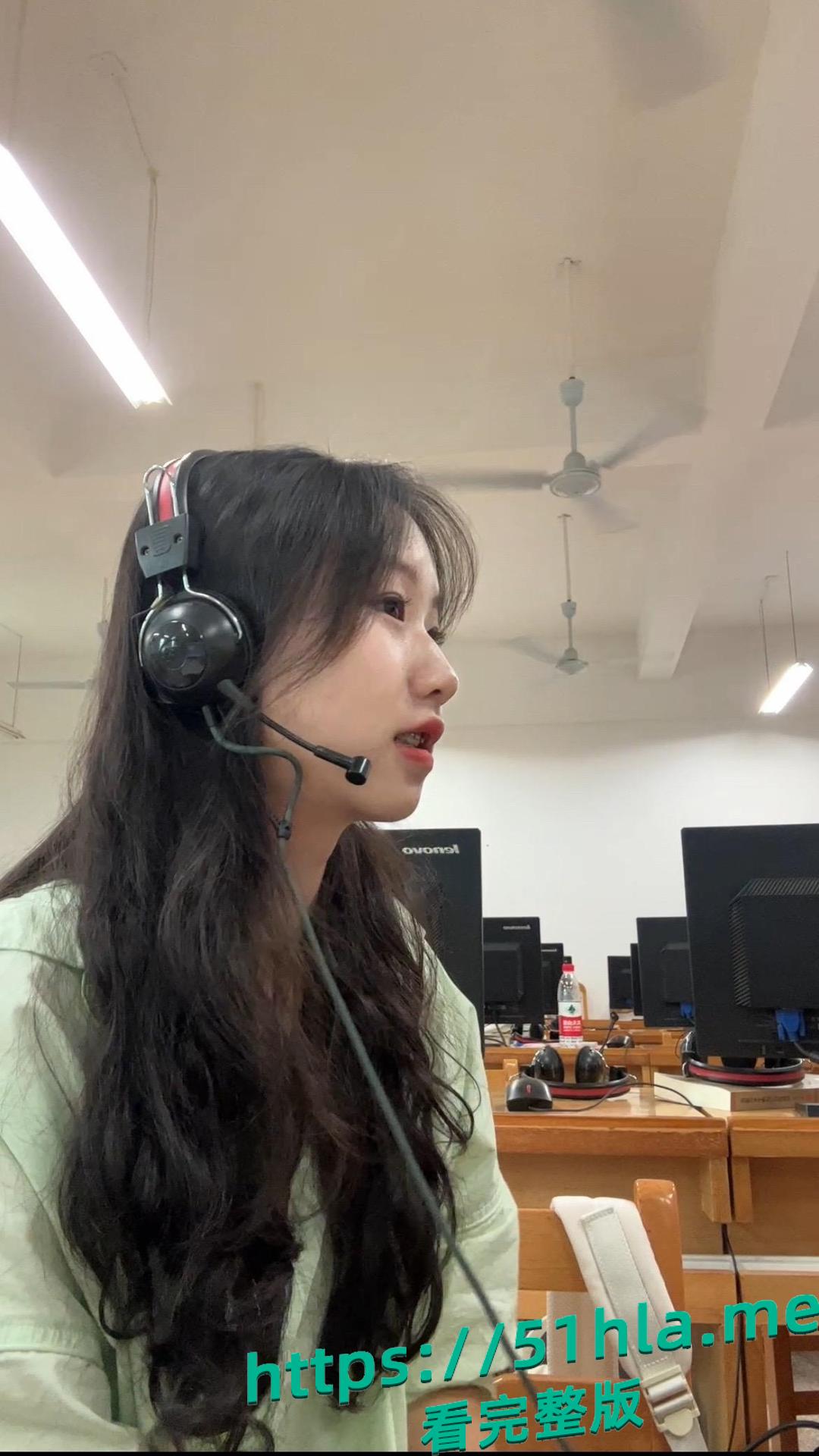 赣南师范大学 韦丽芳 背着男友兼职外围赚外快 喜欢车震口交 被嫖友用鸡巴捅嘴塞喉 抗腿爆操输出！-7