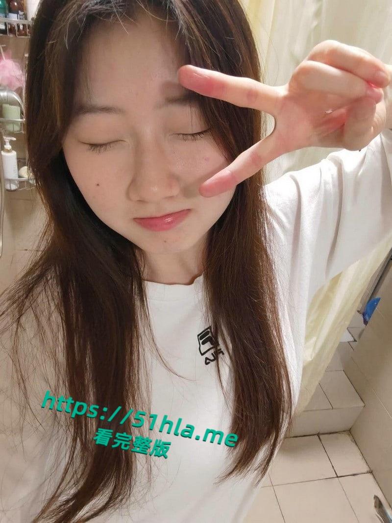 曲阜师范大学【何鑫】与男友性爱视频流出，白嫩胴体让人欲罢不能，对镜玩穴足交伺候主人超劲爆！-2