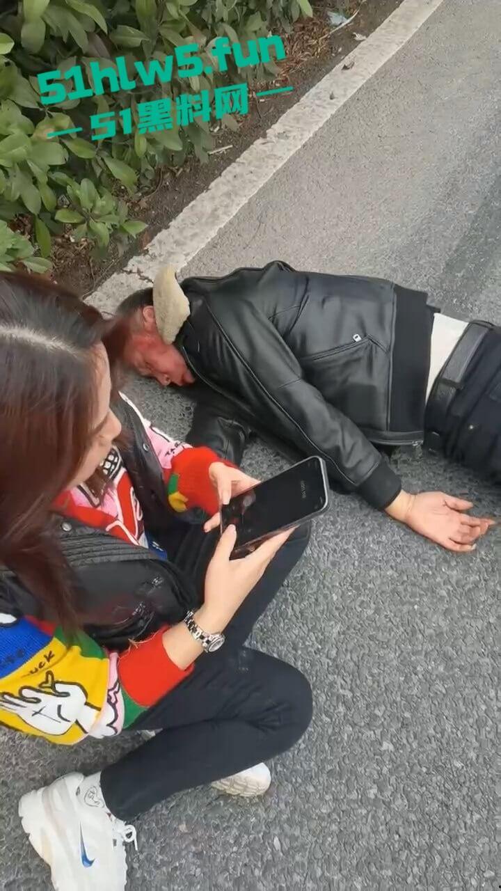 苏州出轨大妈偷会情夫，被儿子开路虎狂追别停，秃头情夫被当街暴打小命归西。-9