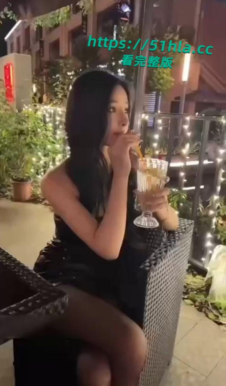 一声兄弟一生兄弟，好兄弟在心中，绿帽男带兄弟3p极品老婆，气质人妻玩3P真带劲！-3