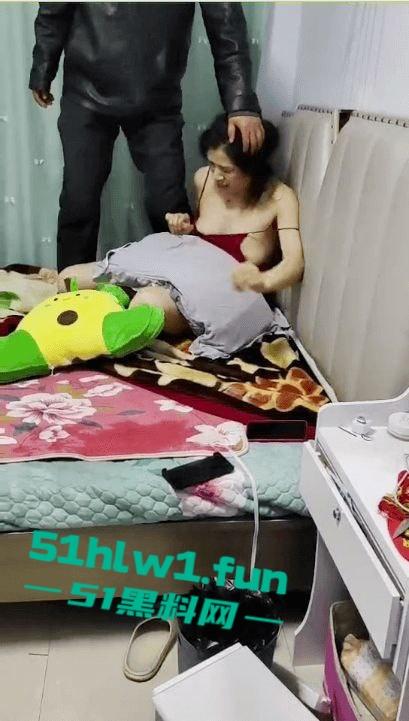 辽宁长腿骚妇偷情，和奸夫在家激情啪啪，被老公带人潜伏，冲入屋内现场逮住，这骚妻的身材很赞啊。-3