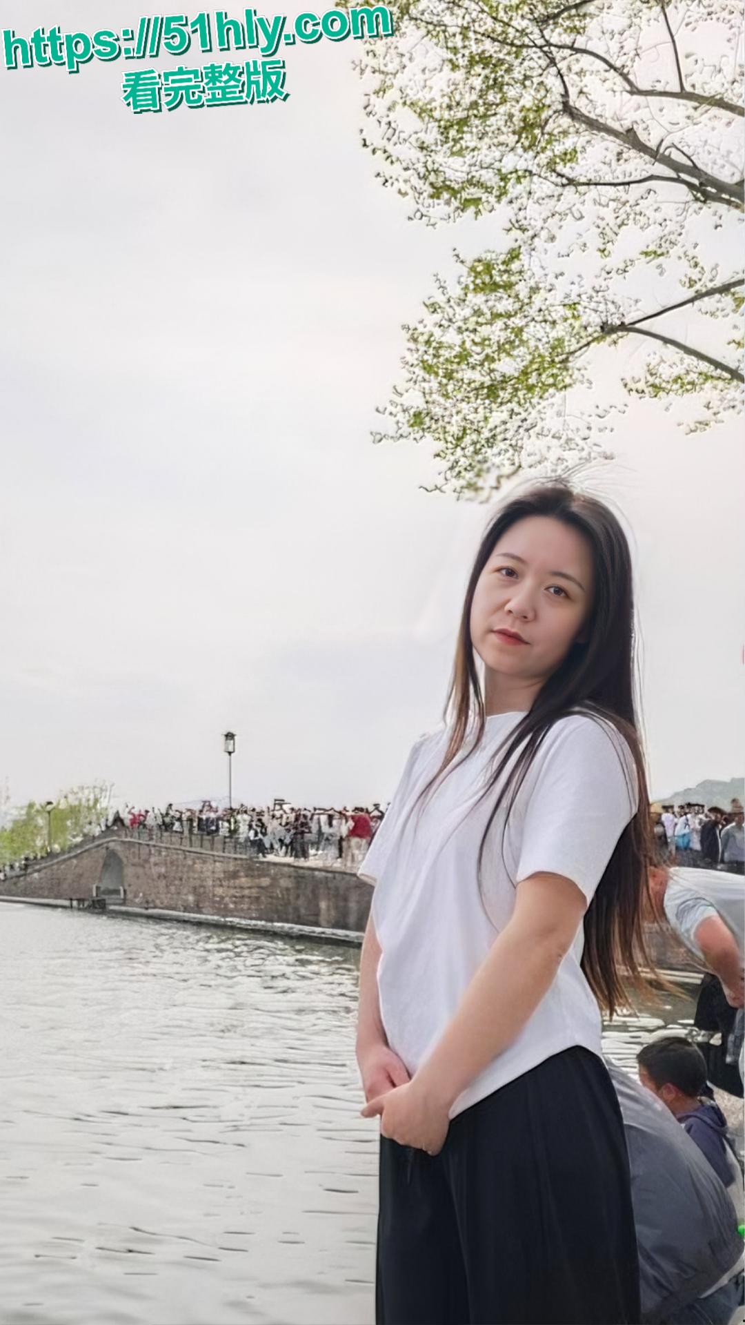 浙江嘉兴清纯人妻何晓韵野外偷情单身小叔子口曝黑料全网疯传！小区楼下口交大屌，忍不住了回家爆操骚母狗！-1