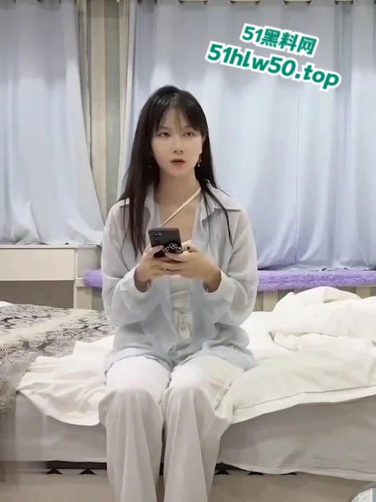 20万粉美女主播【小刘同学zzz】与探花李神约战，从沙发到床上强悍女上位！-8