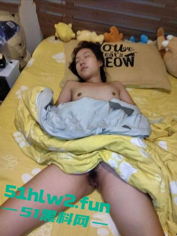 女室友被合租男士迷奸后续意外发展成为了炮友，一场刺激后演变成自己鸡巴套子！-1