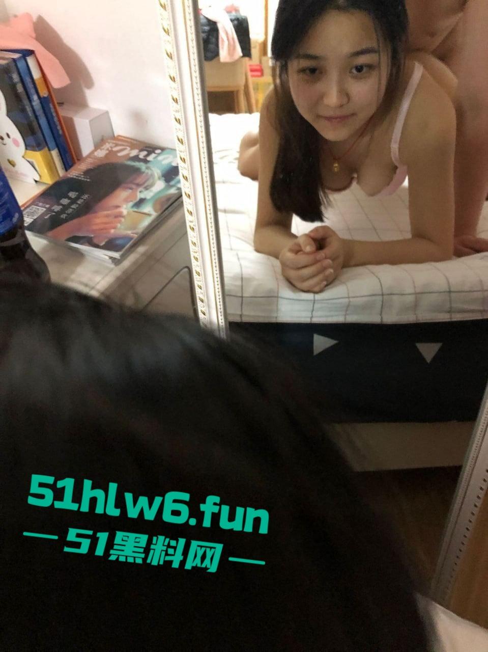 山西太原国企文员【刘琴】企业里出了名的公交车，为了上位到处勾引性爱自拍被男友发现曝光。-6