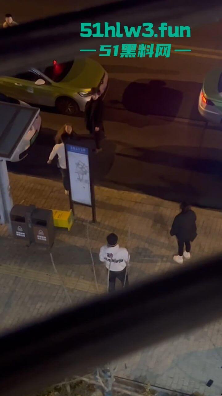 青岛嚣张小太妹醉酒打车辱骂司机被对方一拳KO，当场歇菜，实拍视频曝光！-8