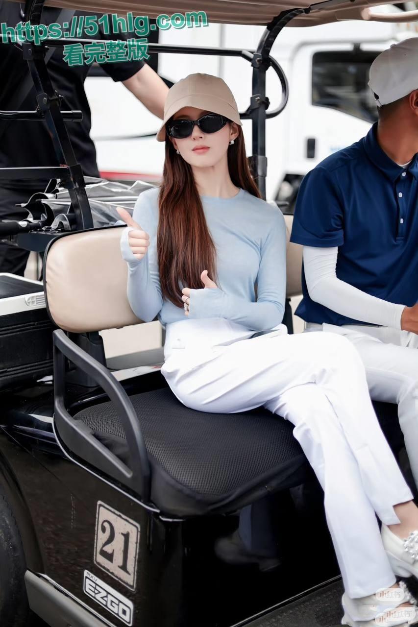 演员【赵露思】不雅照和视频流出 疑是与经纪公司撕逼过后被泄密 美乳嫩穴被操到汗水湿透全身 骚到不行-1