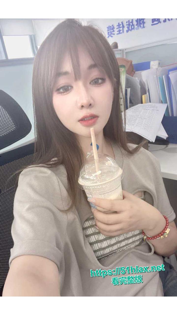 杭州公司极品女同事被瓜友拿下 脱光床上秒变荡妇 被大肉棒征服 完美露脸！-5