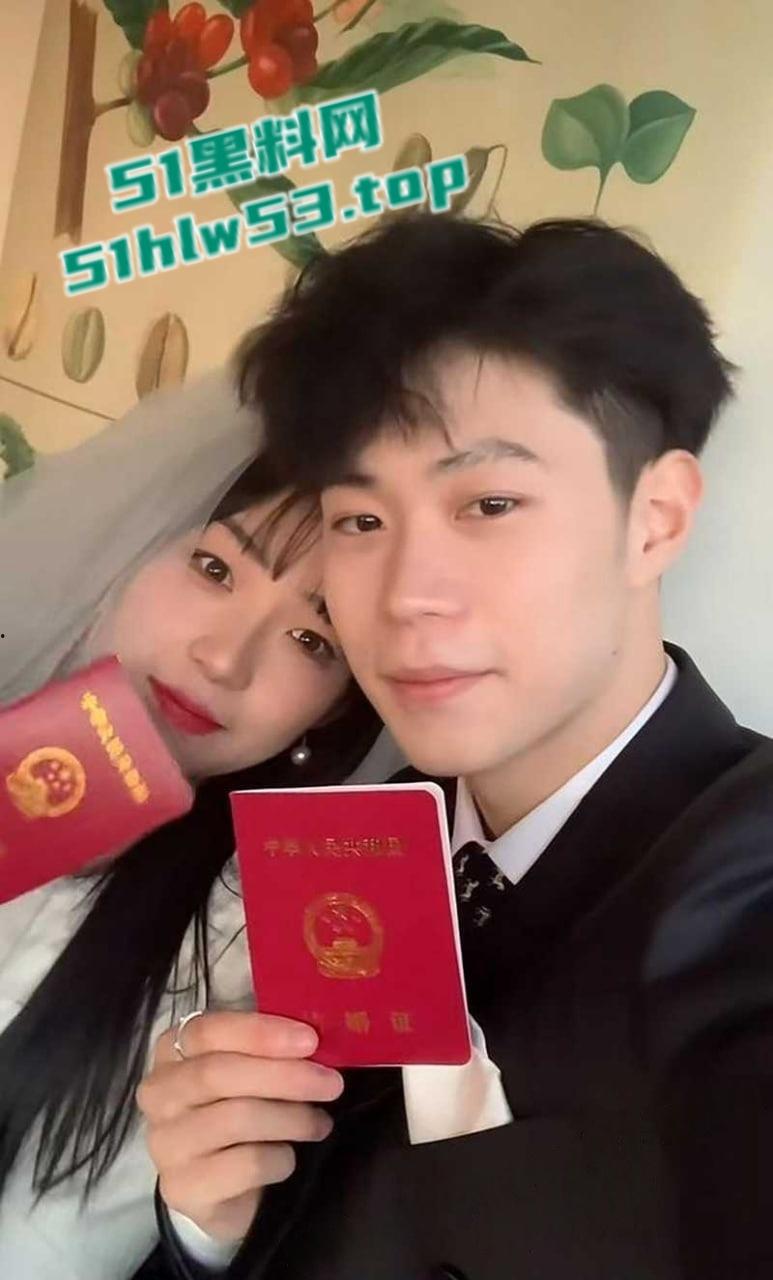 二婚体育男大战拔丝女，抖音300万粉丝网红【小郑嘻嘻】自曝老公婚内出轨，连做爱视频都一并爆光！-4