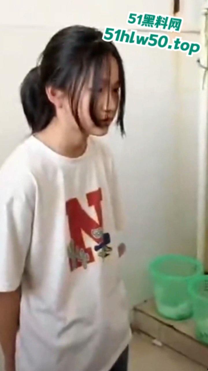 广西小太妹组团霸凌转校生，厕所围堵扇脸脚踹，只因女孩打不哭打得更狠，简单没人性！-6