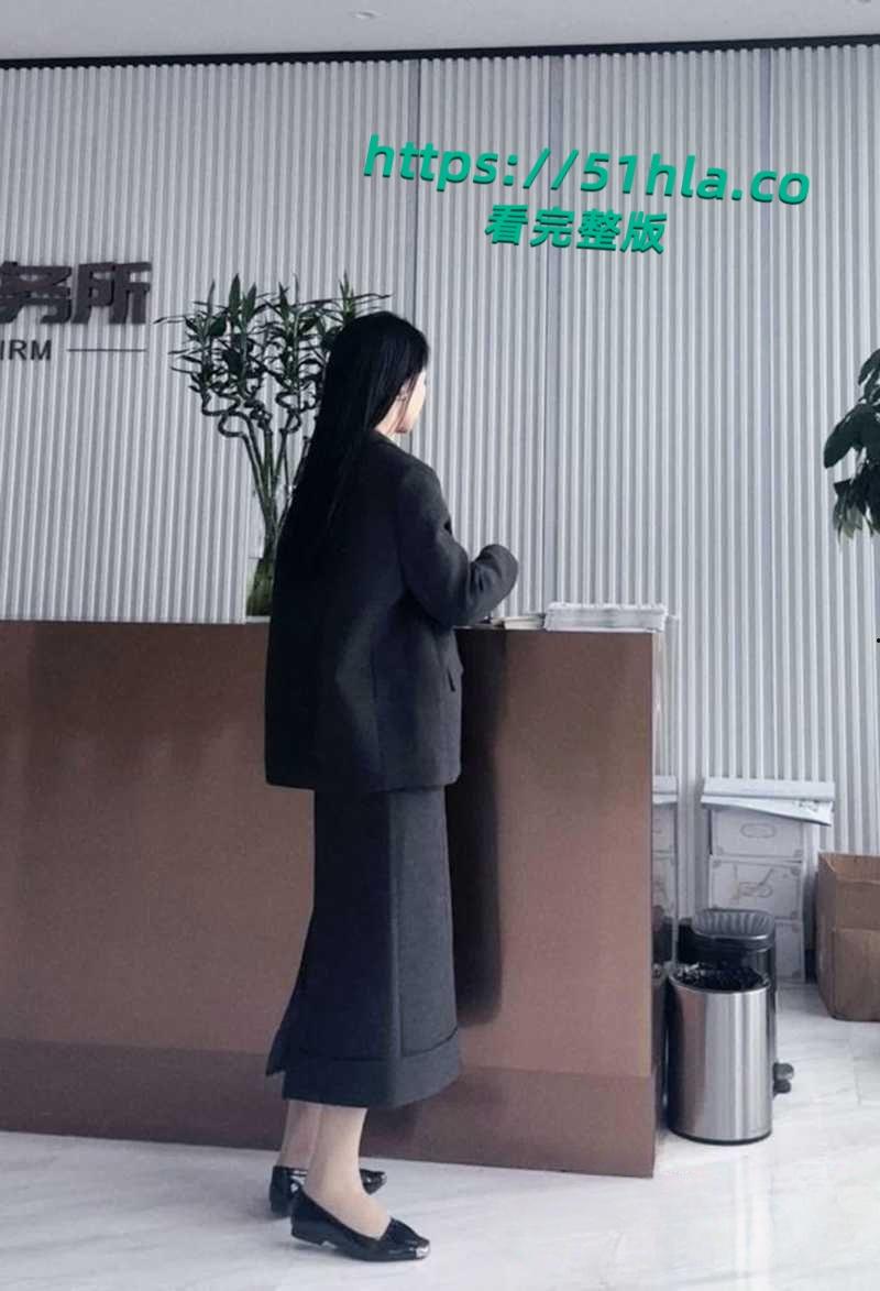 95后清纯律师妹子竟当福利姬解压，大量不雅照遭曝出，黑丝全裸尺度炸天，脱律师服掰臀露穴反差爆表！-6