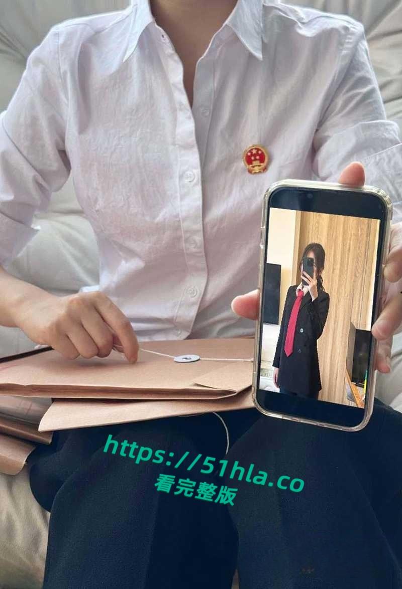 95后清纯律师妹子竟当福利姬解压，大量不雅照遭曝出，黑丝全裸尺度炸天，脱律师服掰臀露穴反差爆表！-11