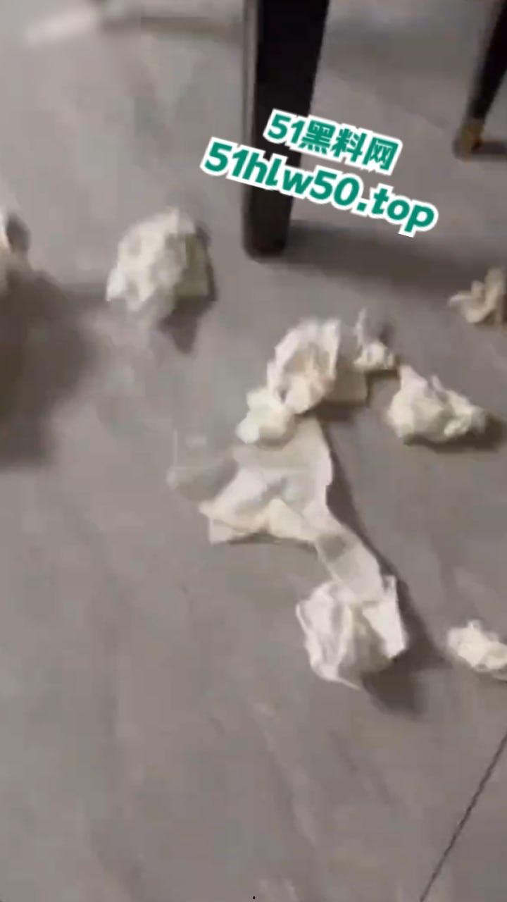 河北邯郸大杨庄，男子出轨带小三回家，捉奸时小三还穿着原配的衣服，玩的真野啊！-8