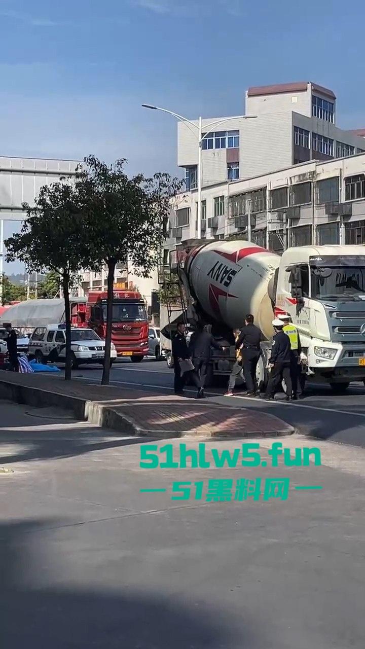 汕头市突发惨烈车祸！妙龄妹遭渣土车碾压头而过当场爆浆，场面惨不忍睹。-3