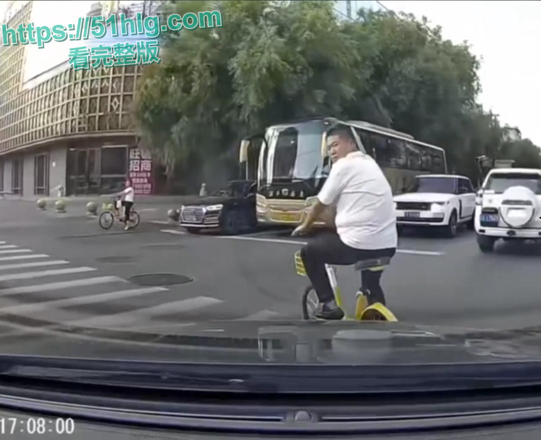 00后小鲜肉告诉你怒路症有多可怕 街头反复怒撞大叔 蓄意谋杀不遂 下车继续叫嚣 没人治你 00后治你-1