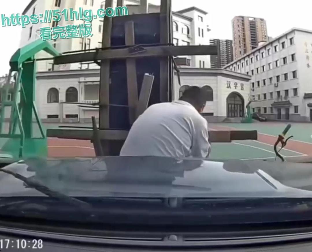 00后小鲜肉告诉你怒路症有多可怕 街头反复怒撞大叔 蓄意谋杀不遂 下车继续叫嚣 没人治你 00后治你-4