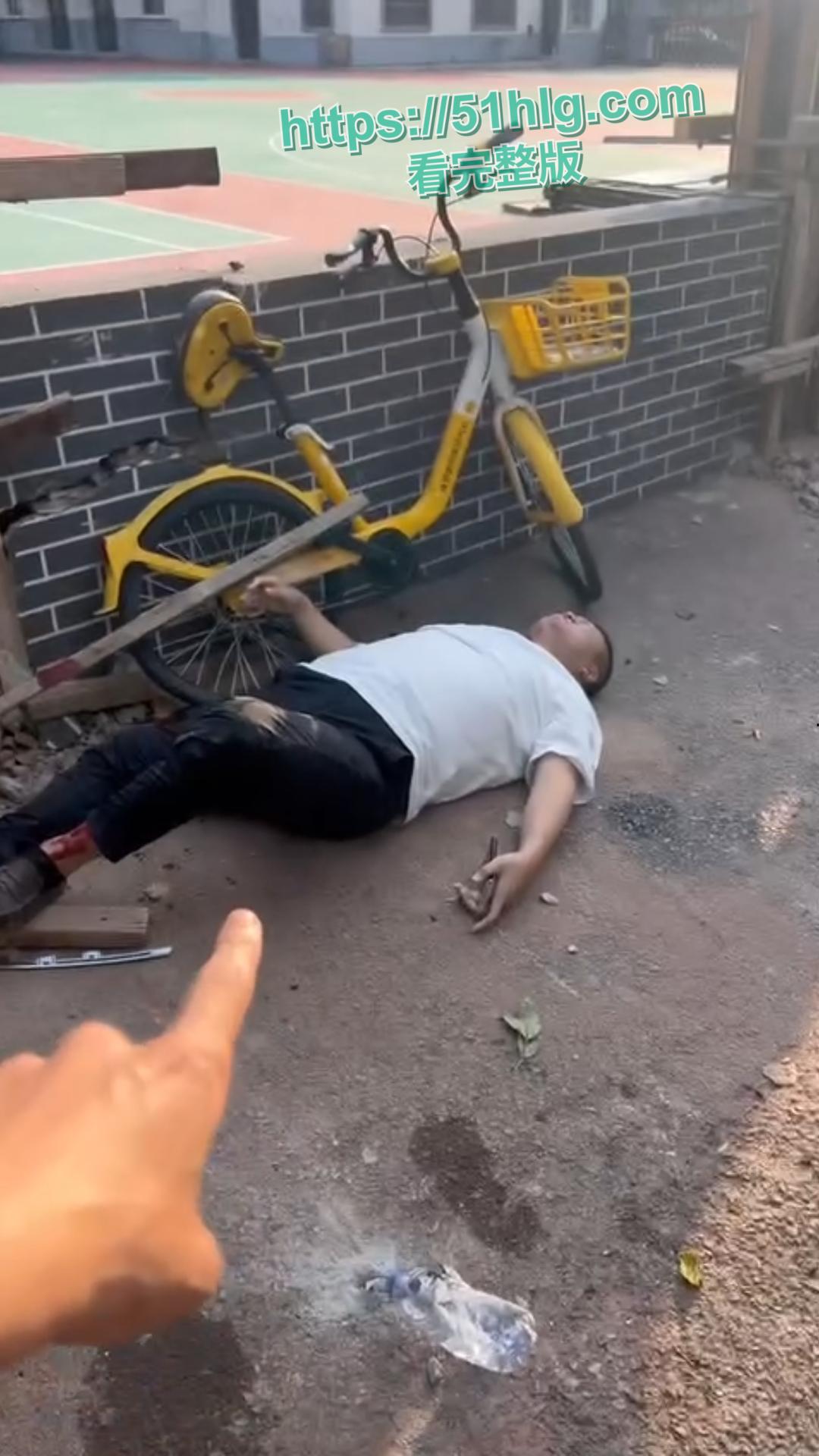 00后小鲜肉告诉你怒路症有多可怕 街头反复怒撞大叔 蓄意谋杀不遂 下车继续叫嚣 没人治你 00后治你-6