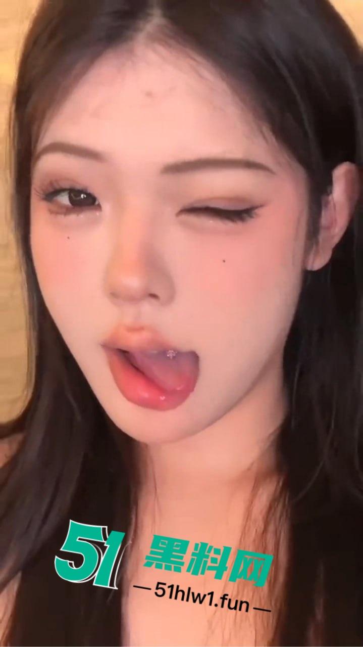 抖音网红【鱼仔】惊天反转，脸是懵懂萝莉，下体藏着巨屌神器，私信口交爆菊全程流出！-5