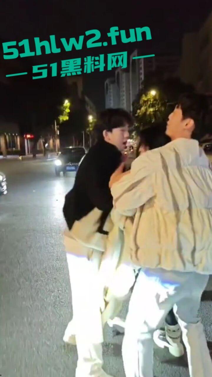 汕头小仙女和闺蜜喝醉被三男子搭讪，结果小仙女直接暴走当街殴打辱骂男子，这是真猖狂啊。-2