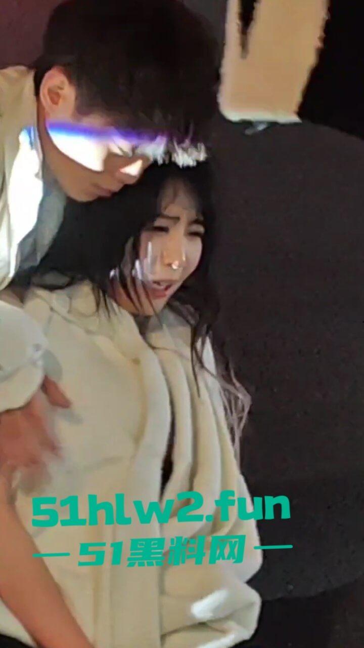 汕头小仙女和闺蜜喝醉被三男子搭讪，结果小仙女直接暴走当街殴打辱骂男子，这是真猖狂啊。-8