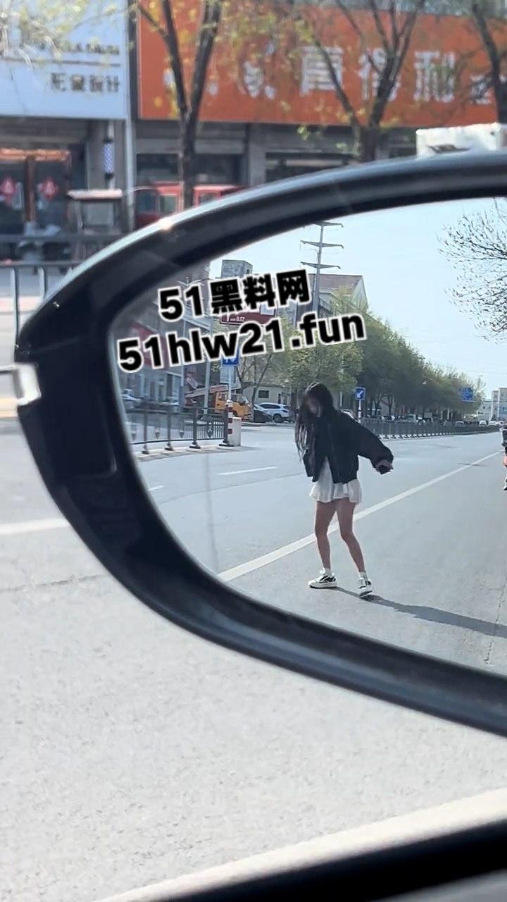 山东精神小妹嗑药过量致幻，大街上举止怪异如无脑丧尸邪崇附体样子超级可怕。-1